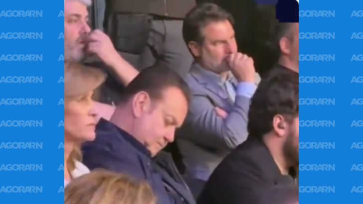 Gilberto Kassab está sentado na plateia, com a cabeça baixa e os olhos fechados, durante o debate presidencial