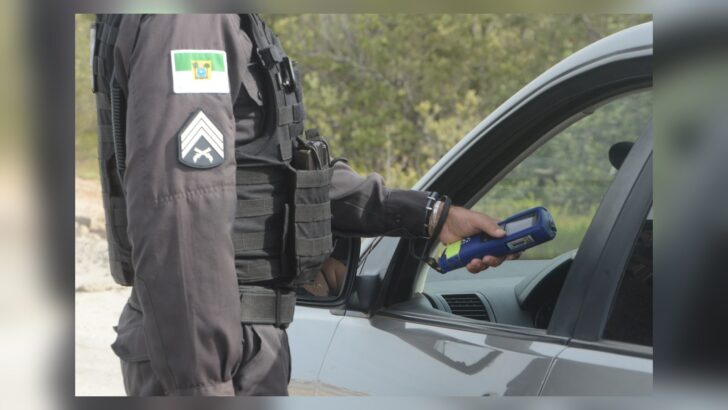 Policial realiza teste do bafômetro em motorista durante fiscalização