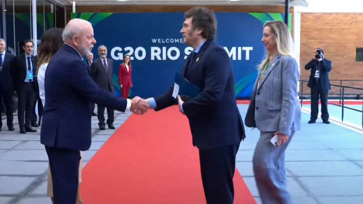Lula e Javier Milei apertam as mãos sobre um tapete vermelho durante a Cúpula do G20 no Rio de Janeiro