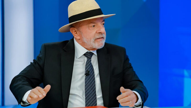 Presidente Lula falando ao microfone durante evento público