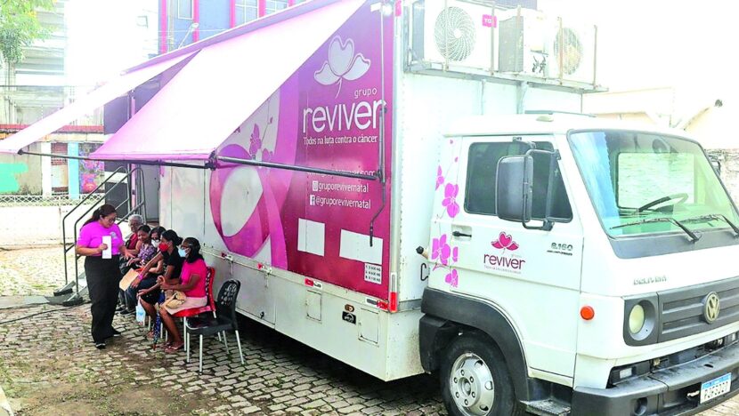 Mulheres aguardam atendimento de mamografia em Natal