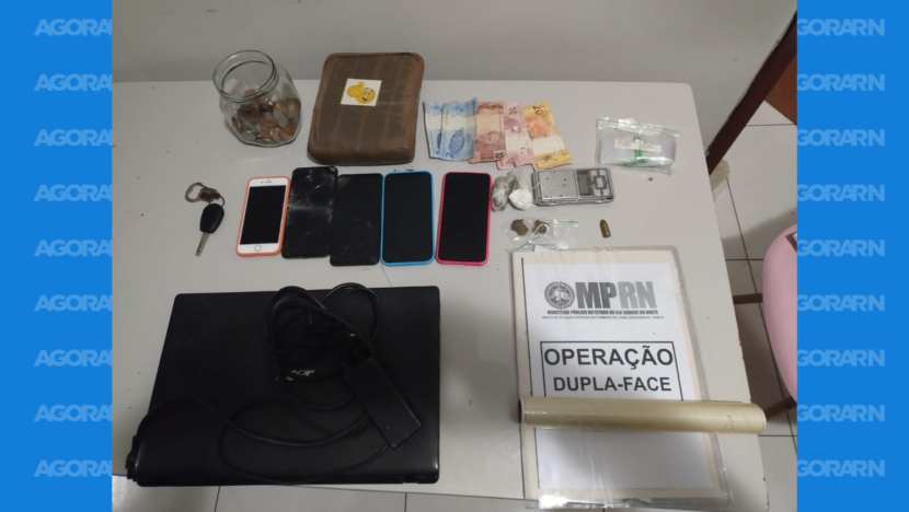 Mesa com cinco celulares, cédulas, moedas, balança de precisão, pequenos pacotes, computador e identificação da operação Dupla Face