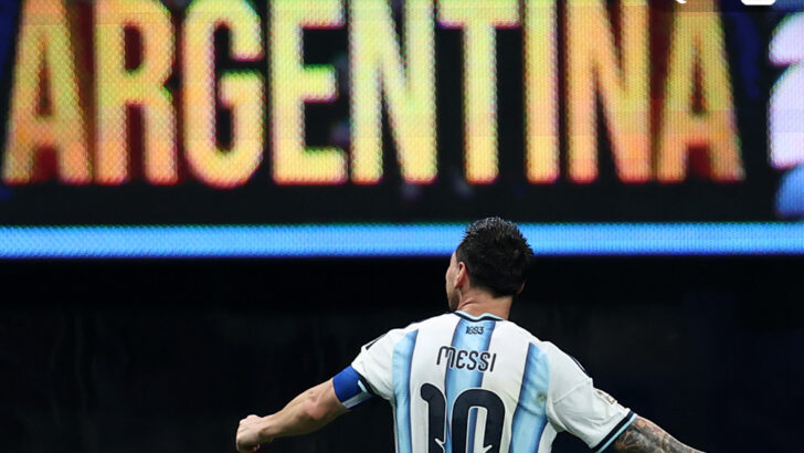Lionel Messi com a camisa da seleção argentina durante partida oficial