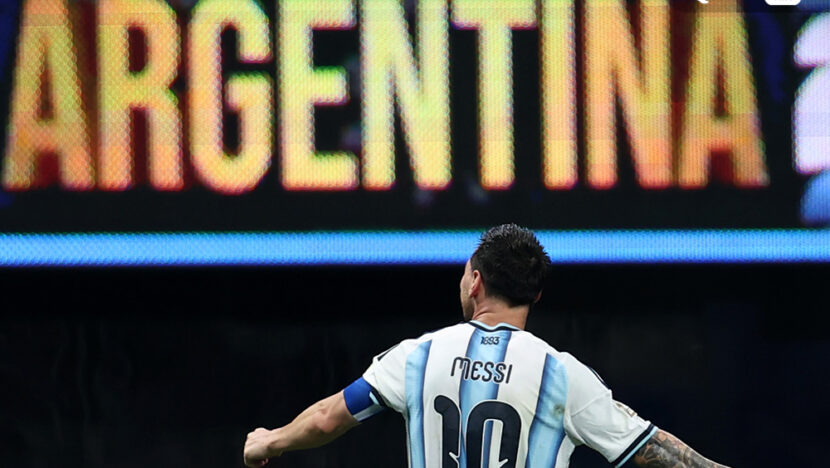 Lionel Messi com a camisa da seleção argentina durante partida oficial