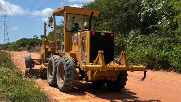 otoniveladora realiza manutenção em estrada de terra na zona rural de Macaíba