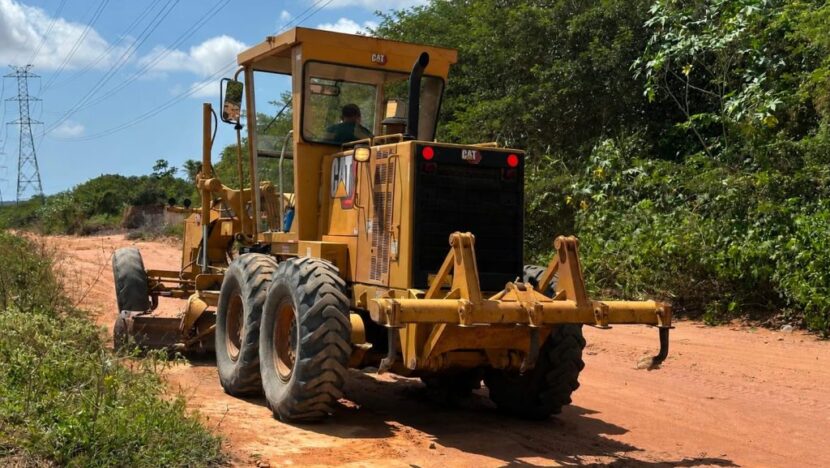 otoniveladora realiza manutenção em estrada de terra na zona rural de Macaíba