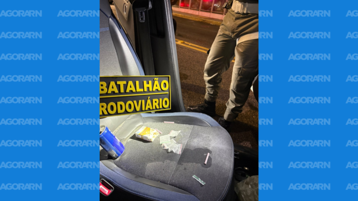 Motorista é conduzido por policiais após abordagem da Operação Zero Álcool em Natal