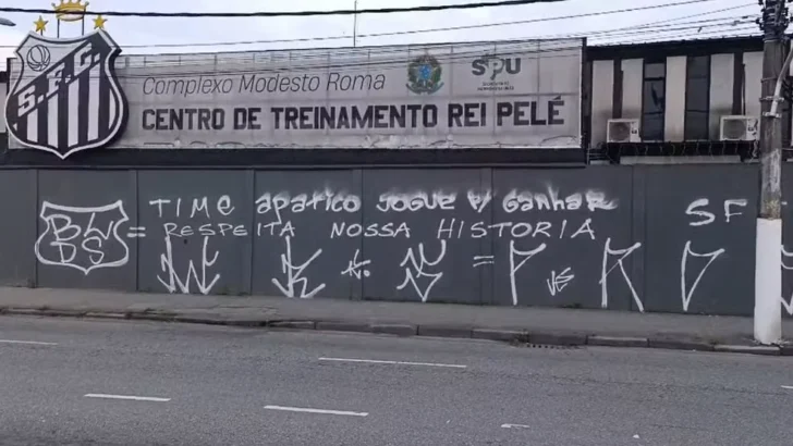 Muro do Centro de Treinamento Rei Pelé, do Santos, com pichações que cobram atitude da equipe e respeito à história do clube
