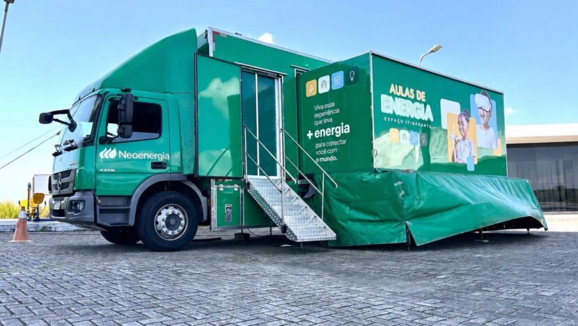 Unidade móvel educativa da Neoenergia Cosern em ação de atendimento