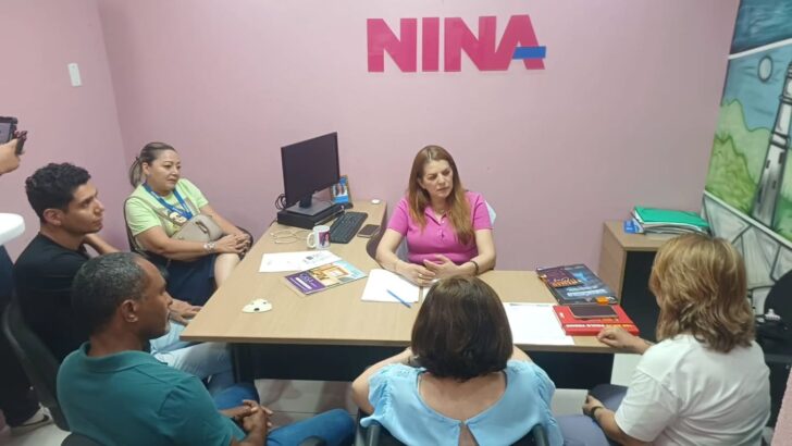 Vereadora Nina Souza reunida com representantes do Sinte-RN em seu gabinete na Câmara de Natal