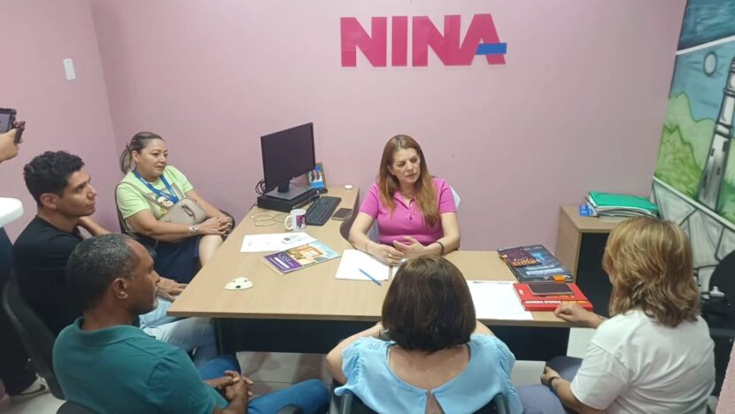 Vereadora Nina Souza reunida com representantes do Sinte-RN em seu gabinete na Câmara de Natal