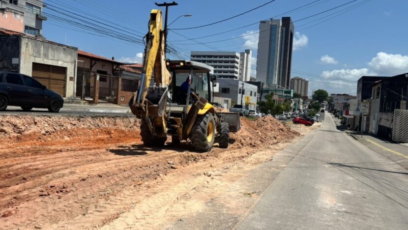 Máquina trabalha na reestruturação da Avenida Jerônimo Câmara, em Natal