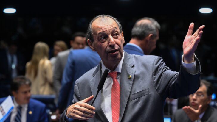 Senador Omar Aziz durante atividade no Senado Federal
