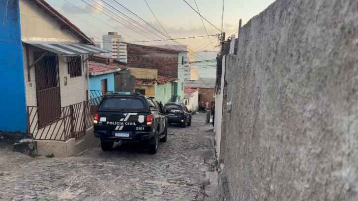 Viaturas da Polícia Civil durante operação contra laboratório de drogas em Extremoz