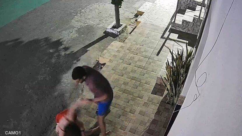 Imagem de câmera de segurança mostra homem durante ocorrência envolvendo duas mulheres em uma calçada