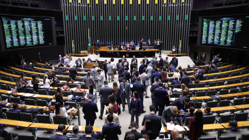 Vista do plenário da Câmara dos Deputados com deputados e assessores durante sessão