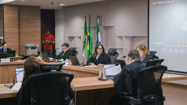 Integrantes do Tribunal Regional Eleitoral do Rio Grande do Norte participam de sessão em plenário, diante de computadores e microfones
