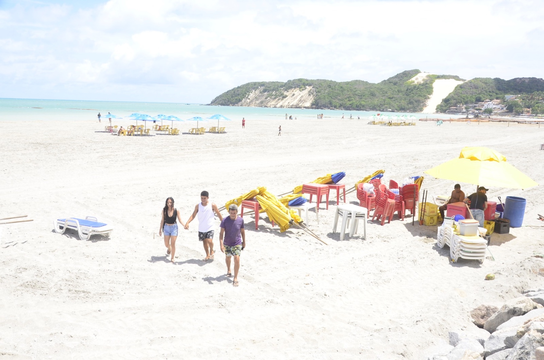 Cadeiras e guarda-sóis na faixa de areia de Ponta Negra