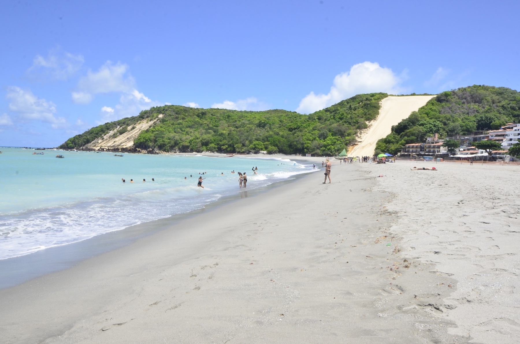 Praia de Ponta Negra com o Morro do Careca ao fundo