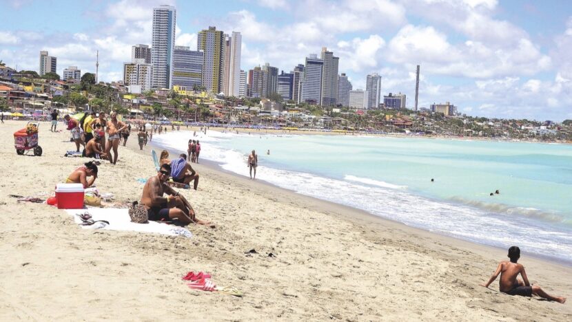Faixa de areia e orla da praia de Ponta Negra em Natal