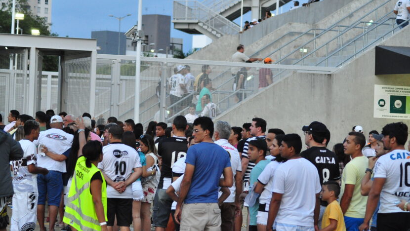 Torcedores do ABC formam fila nos portões da Arena das Dunas antes de uma partida