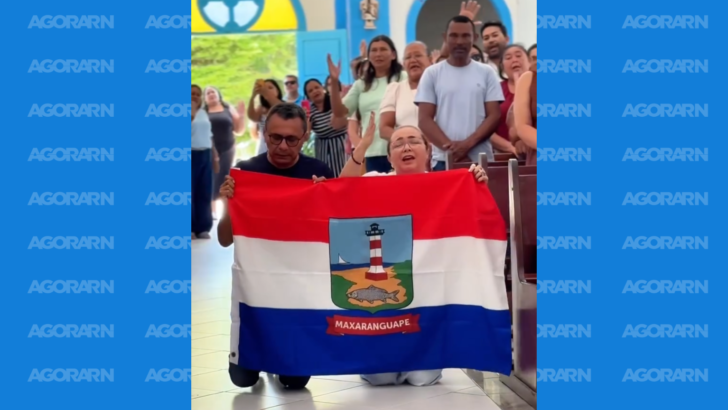 Professora Nira entra ajoelhada em igreja ao lado de Evanio Pedro
