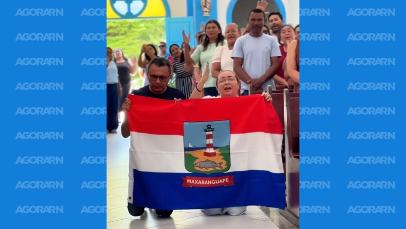 Professora Nira entra ajoelhada em igreja ao lado de Evanio Pedro