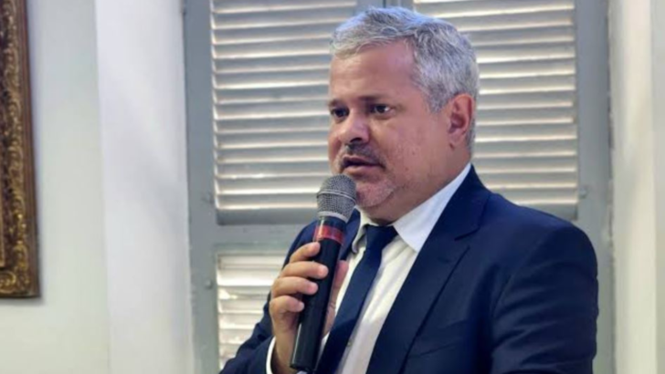 TCE-RN multa Júlio César Câmara e determina que a Prefeitura de Ceará-Mirim regularize casos de acumulação irregular de cargos públicos.