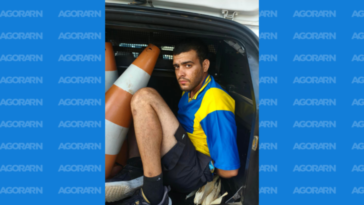 Policiais conduzem homem preso suspeito de agredir ex-companheira e sogra no RN