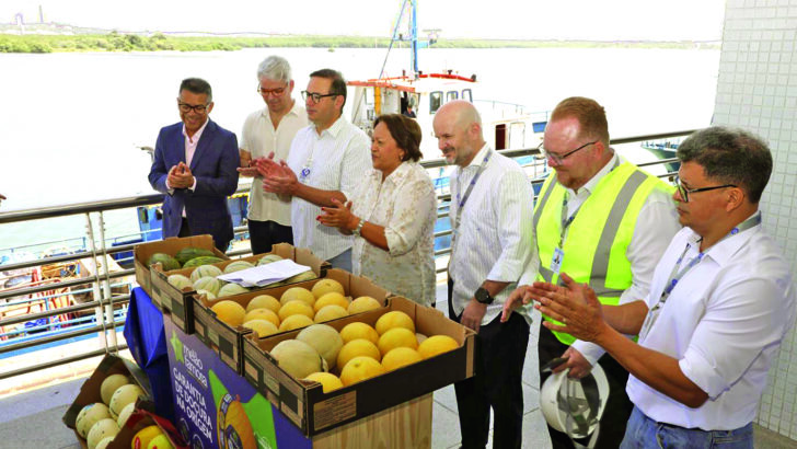 Governadora Fátima Bezerra e representantes do setor celebram a safra de frutas no Porto de Natal