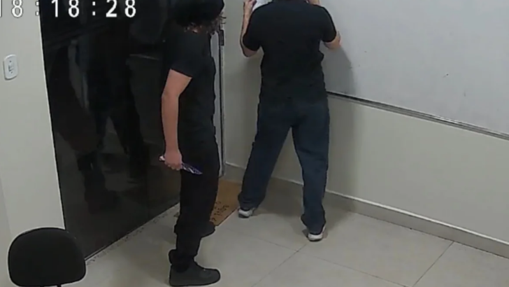 Adolescente segura faca atrás de professor durante ataque registrado por câmera
