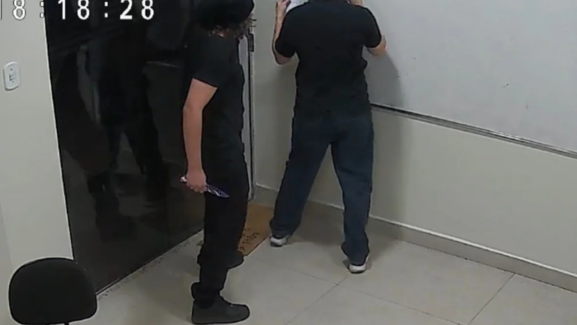 Adolescente segura faca atrás de professor durante ataque registrado por câmera