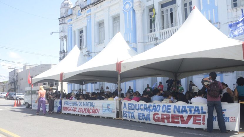 Professores da rede municipal de Natal acampados diante do Palácio Felipe Camarão