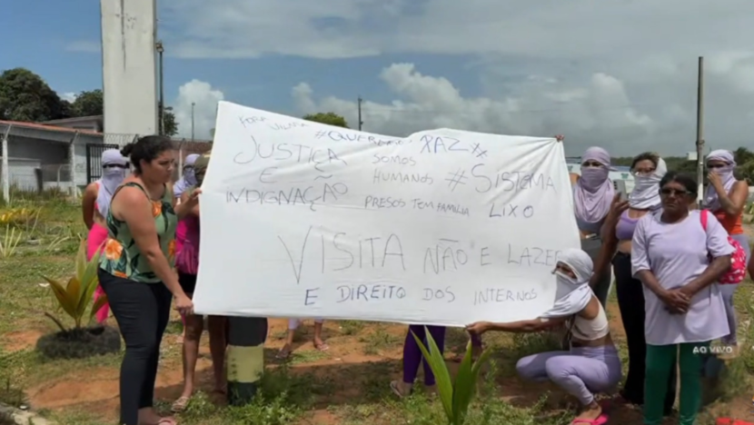 Policiais penais não abrem alcaçuz para visitas pelo 2º dia, e familiares protestam | notícias do rio grande do norte Grupo de familiares se reúne diante da entrada de Alcaçuz para cobrar a retomada das visitas aos inteRio Grande do Norteos
