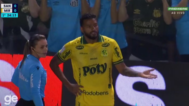 Reinaldo, do Mirassol, após ser atingido por cusparada de torcedor do Santos na Vila Belmiro