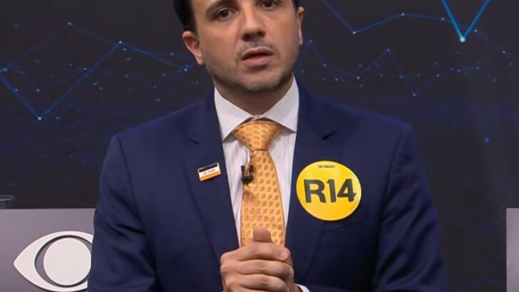 Renan Santos participa de debate durante a campanha presidencial de 2026