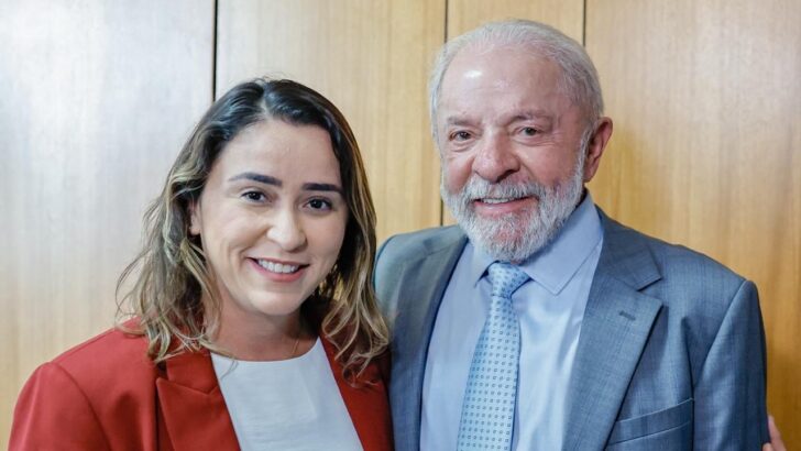 Samanda Alves posa ao lado do presidente Luiz Inácio Lula da Silva