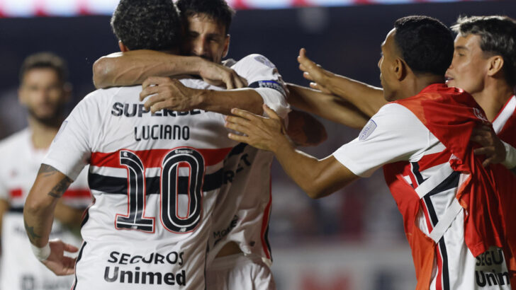 Jogadores do São Paulo em ação contra o Bolívar no Morumbis pela Copa Sul-Americana