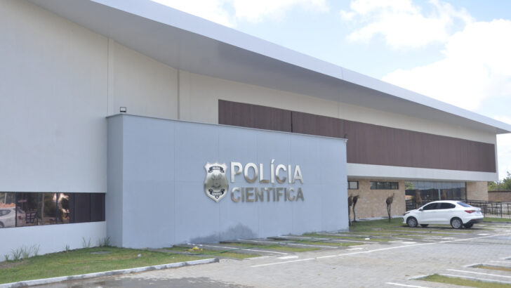 Fachada do prédio da Polícia Científica do Rio Grande do Norte, com identificação na entrada.