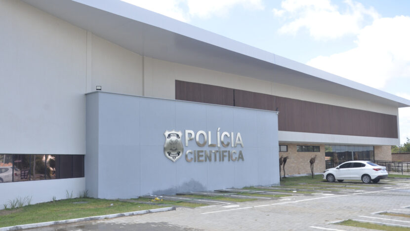Fachada do prédio da Polícia Científica do Rio Grande do Norte, com identificação na entrada.