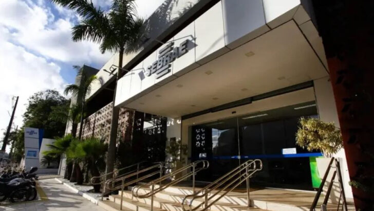 Fachada da sede do Sebrae-RN, em Natal, com o logotipo da instituição sobre a entrada principal