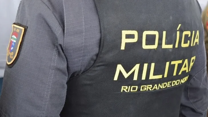 Agente da Polícia Militar do Rio Grande do Norte fotografado de costas, com identificação da corporação no uniforme