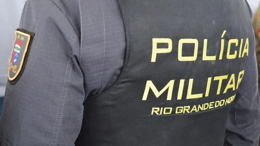 Agente da Polícia Militar do Rio Grande do Norte fotografado de costas, com identificação da corporação no uniforme
