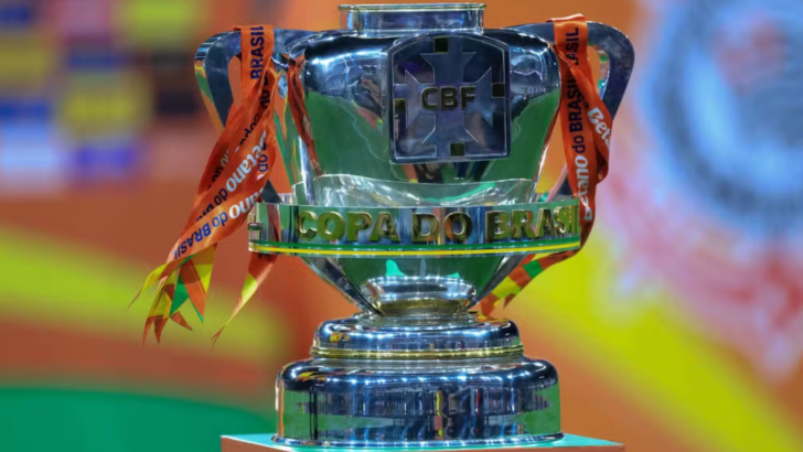 Troféu prateado da Copa do Brasil com fitas alaranjadas preso às alças e o símbolo da CBF na parte frontal