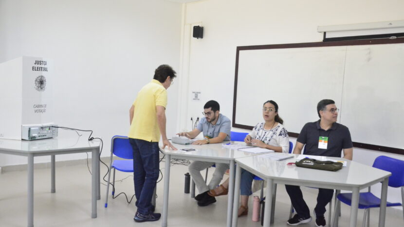 Mesários participam de treinamento da Justiça Eleitoral