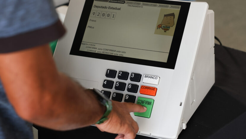 Eleitor utiliza urna eletrônica durante votação