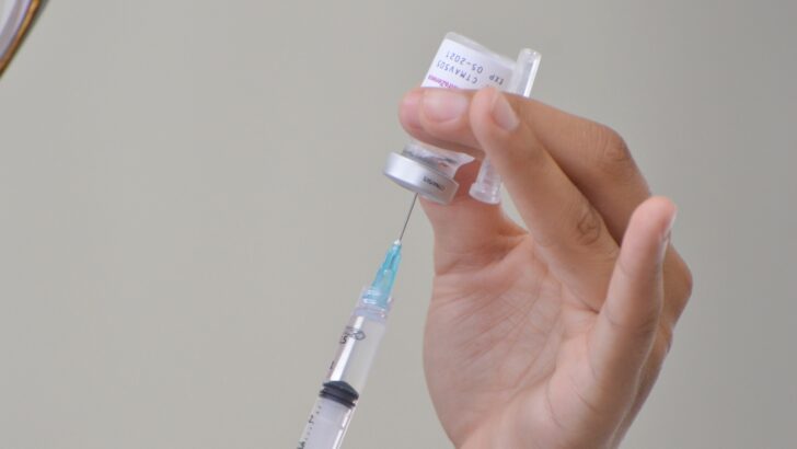 Profissional de saúde aplica vacina no Rio Grande do Norte