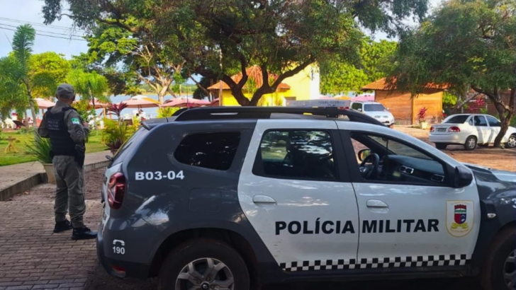 Viatura e policiais militares durante atendimento de ocorrência em Parnamirim