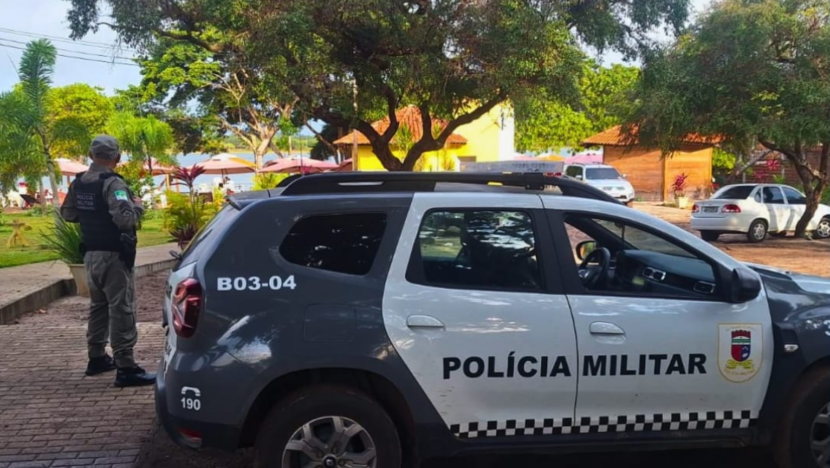 Viatura e policiais militares durante atendimento de ocorrência em Parnamirim