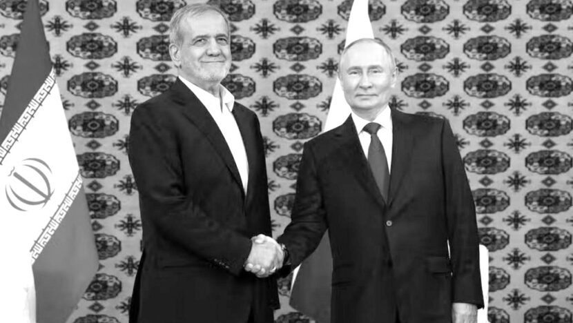 Vladimir Putin cumprimenta com aperto de mãos uma autoridade iraniana diante das bandeiras dos dois países, em foto em preto e branco